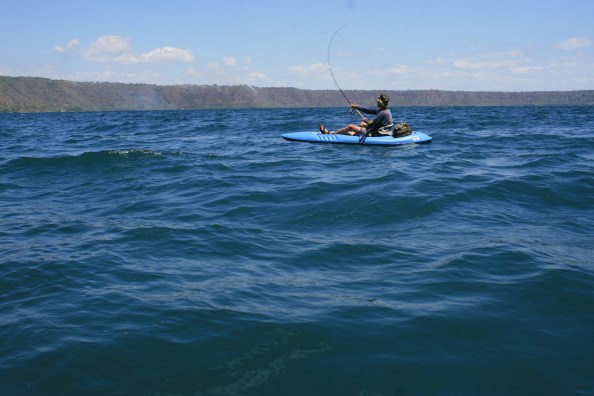 Effe werpen vanaf de gehuurde kano