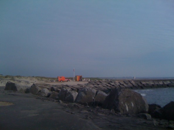 De pier gaat open, de vlag hangt slap