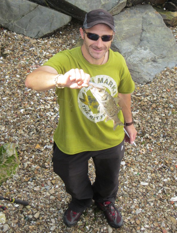 Manel met het enige baarsje van de dag.