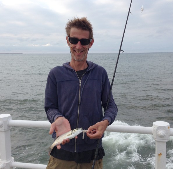 De eerste vis van de vakantie: het enige zeebaarsje.