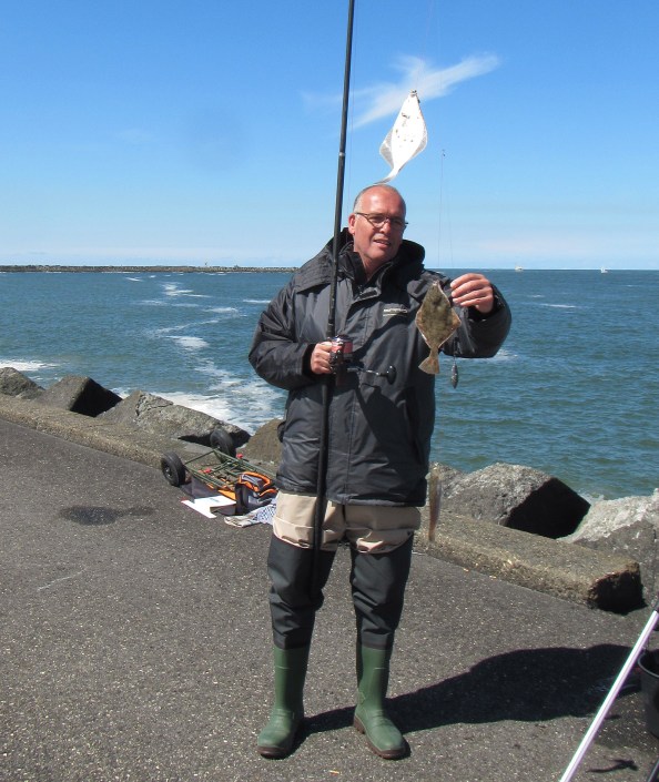 Arjen met twee botten en een flinke puitaal.